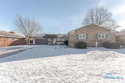 541 Holly Dr, Oregon, OH 43616
