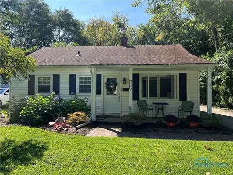 948 Walnut St, Perrysburg, OH 43551