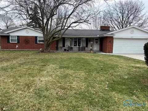 2275 Kneer Dr, Toledo, OH 43614