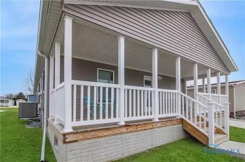 1609 N Coldwater Crossing Rd, Lakeside Marblehead, OH 43440
