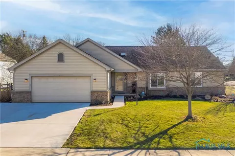 7537 Red Pines Dr, Sylvania, OH 43560