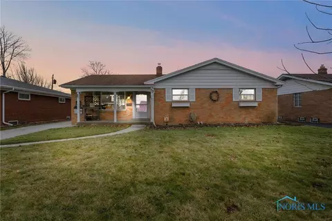 3226 N Eastmoreland Dr, Oregon, OH 43616