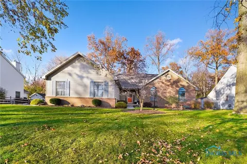 1240 Grassy Ln, Rossford, OH 43460