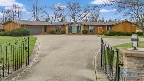 15855 Gorrill Rd, Bowling Green, OH 43402