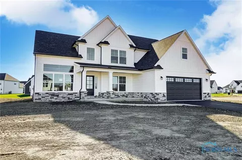 18 Hawthorne Xing, Perrysburg, OH 43551