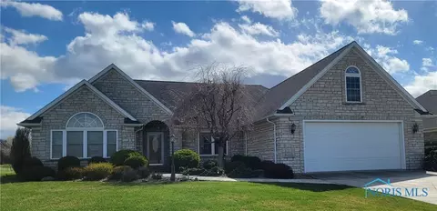 2119 Pinehurst Trl, Fremont, OH 43420