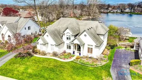 8924 Royal Oak Dr, Holland, OH 43528