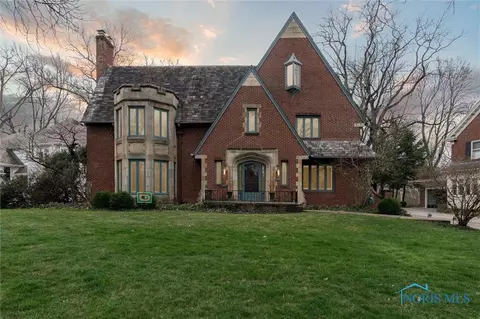 3663 Brookside Rd, Ottawa Hills, OH 43606