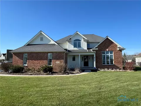 5851 Black Swan Dr, Sylvania, OH 43560