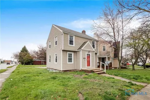 2727 Bryn Mawr Dr, Toledo, OH 43606