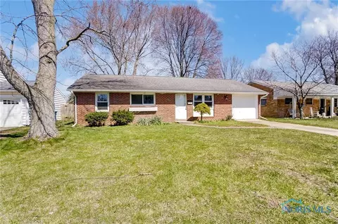 828 Maple Ln, Waterville, OH 43566