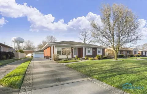 3262 S Eastmoreland Dr, Oregon, OH 43616