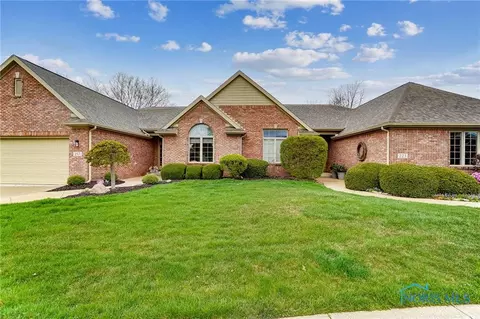 223 Willowood Cir, Bowling Green, OH 43402