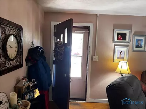 1049 E 4th St, Ottawa, OH 45875 photo 2