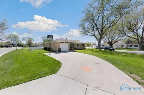 824 W Graceway Dr, Napoleon, OH 43545