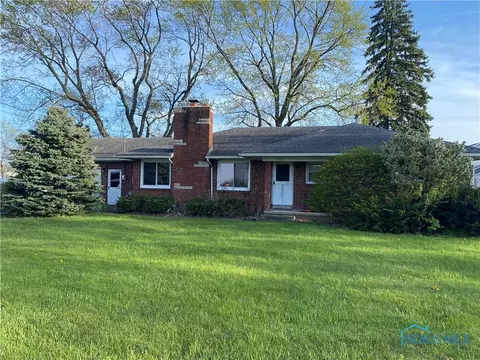 5901 Clover Ln, Walbridge, OH 43465
