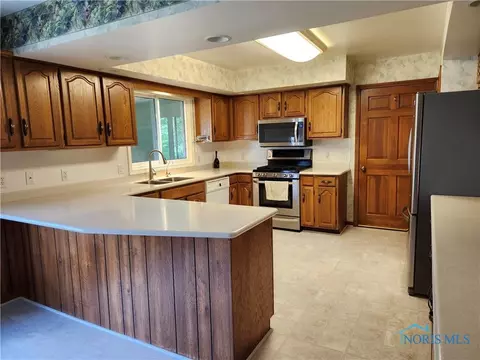 26064 E Broadway St, Walbridge, OH 43465 photo 13