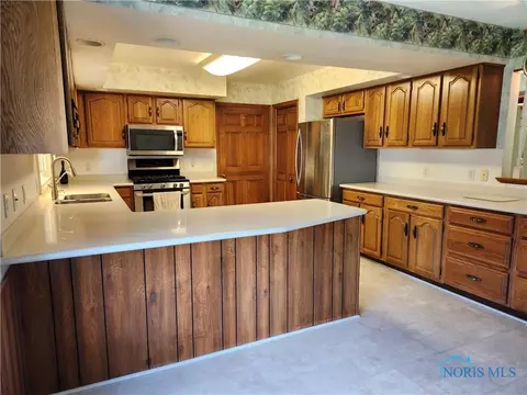 26064 E Broadway St, Walbridge, OH 43465 photo 14