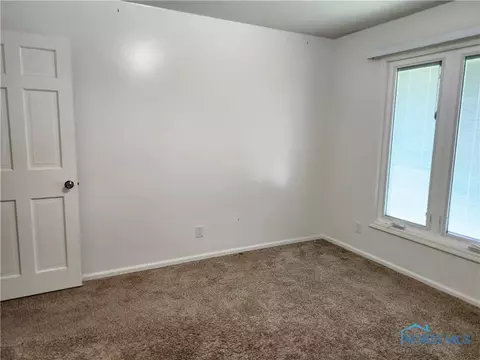 26064 E Broadway St, Walbridge, OH 43465 photo 6