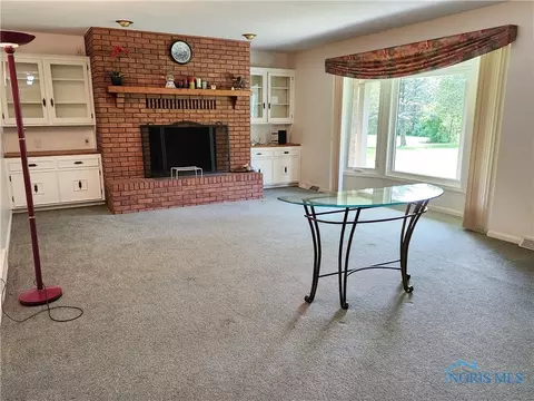 26064 E Broadway St, Walbridge, OH 43465 photo 3