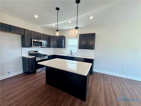 1259 Dublin Dr, Waterville, OH 43566