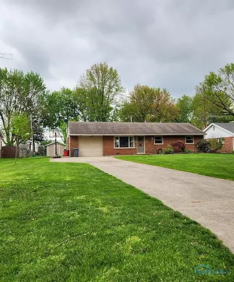 108 Parkside Dr, Swanton, OH 43558