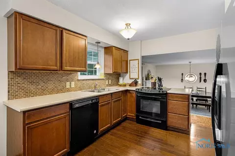 110 E Springwood St, Oregon, OH 43616 photo 12
