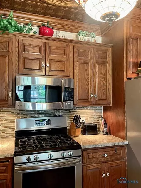 315 E High St, Bryan, OH 43506 photo 4