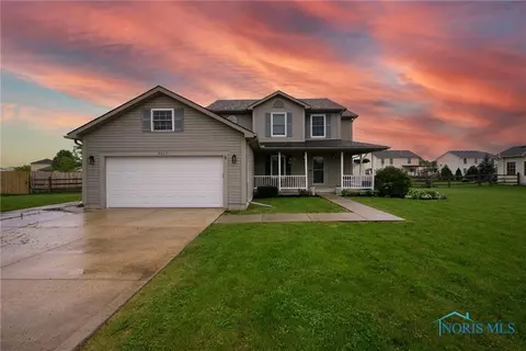 5823 Clover Ln, Walbridge, OH 43465