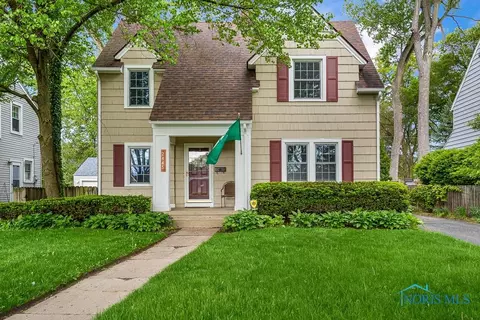 2445 Ashborne Pl, Ottawa Hills, OH 43606