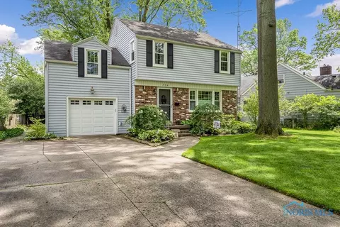 734 E Carisbrook Dr, Maumee, OH 43537