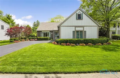 725 Oak Knoll Dr, Perrysburg, OH 43551
