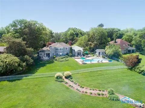 230 Riverside Dr, Rossford, OH 43460