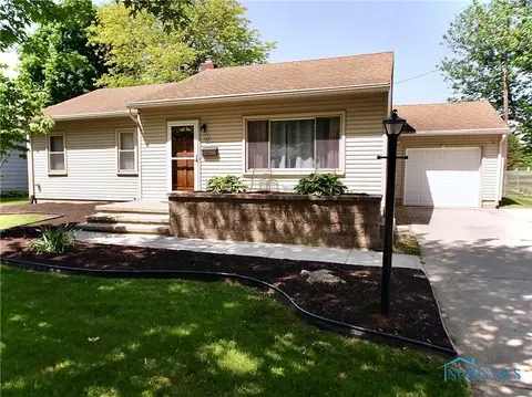 132 S 6th St, Waterville, OH 43566