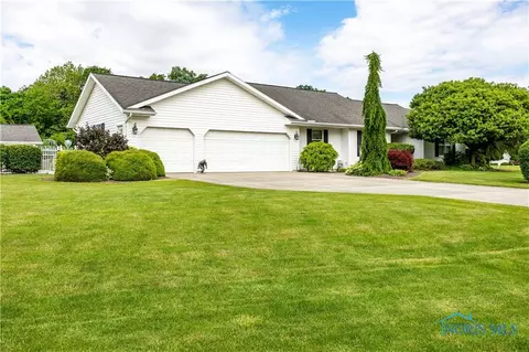 2592 Cherry Ridge Dr, Fremont, OH 43420