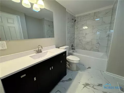 305 E Union St, Walbridge, OH 43465 photo 11