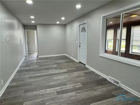 305 E Union St, Walbridge, OH 43465 photo 7