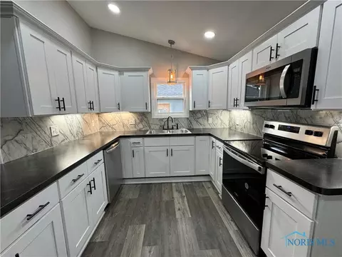 305 E Union St, Walbridge, OH 43465 photo 4