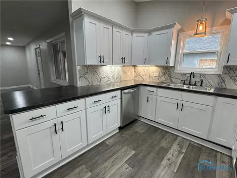 305 E Union St, Walbridge, OH 43465 photo 5