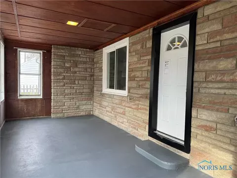 305 E Union St, Walbridge, OH 43465 photo 3