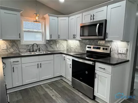 305 E Union St, Walbridge, OH 43465 photo 6