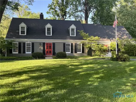 2412 Brookview Dr, Ottawa Hills, OH 43615
