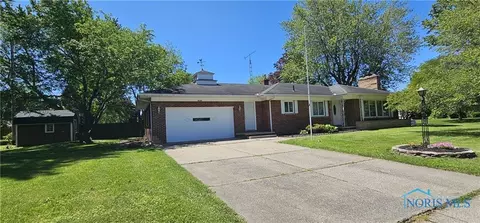2848 Eastmoreland Dr, Oregon, OH 43616