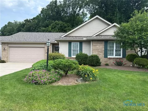441 Country Meadows Dr, Oak Harbor, OH 43449
