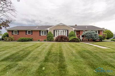 110 Earl St, Walbridge, OH 43465