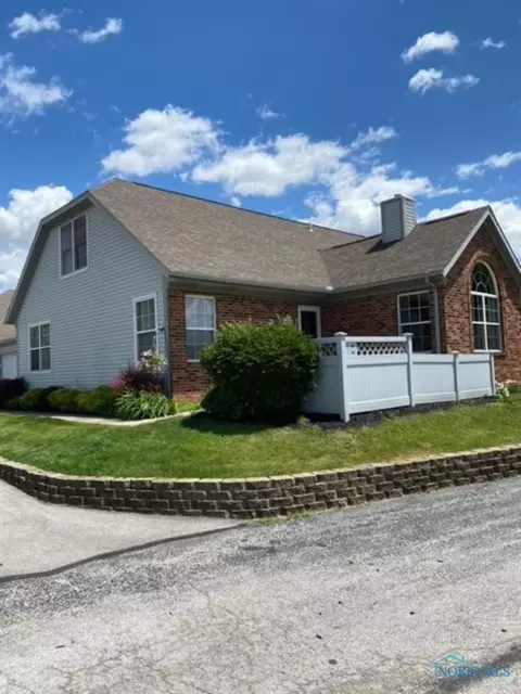 66 Foxgate Cir, Bowling Green, OH 43402