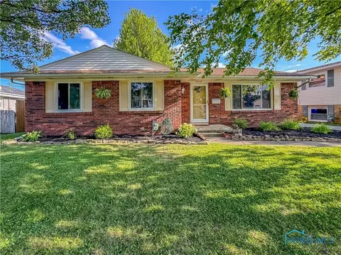 3210 Stafford Dr, Oregon, OH 43616