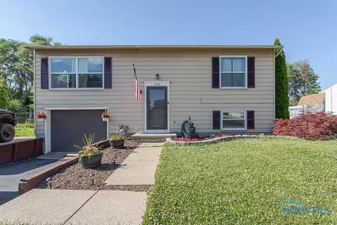 3149 Flame Dr, Oregon, OH 43616