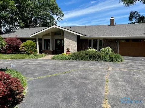 156 Riverside Dr, Rossford, OH 43460