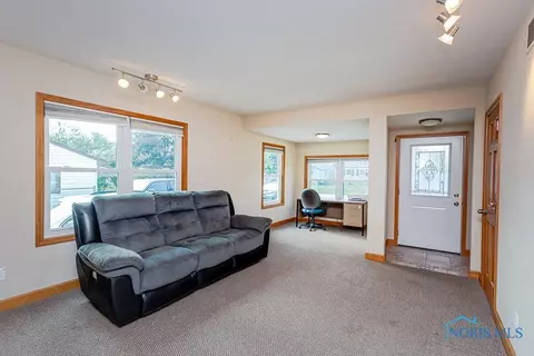 218 Guy St, Walbridge, OH 43465 photo 3